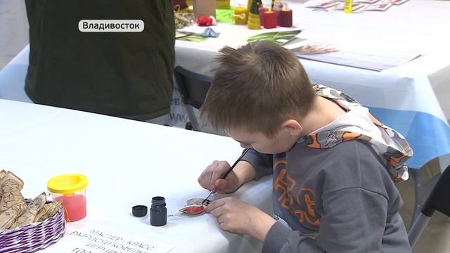 Новогодний городок открыли во Владивостоке смотреть онлайн
