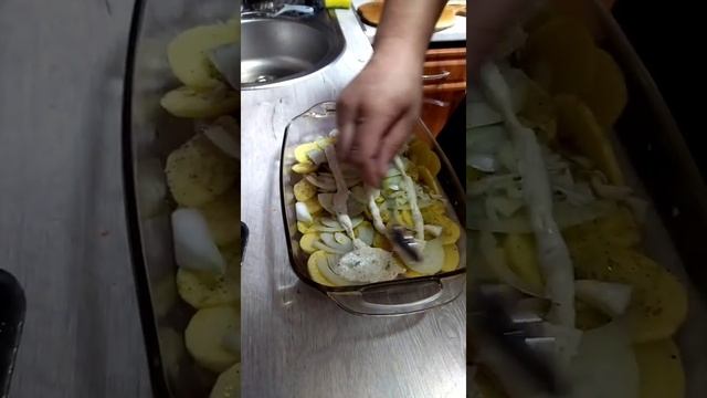Муж готовит картошку с рыбкой смотреть онлайн