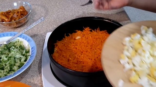 САЛАТ на НОВЫЙ ГОД! Праздничный слоеный салат с грибами смотреть онлайн