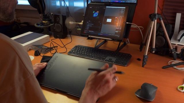 This Drawing Tablet Is Surprising (Huion H1161) смотреть онлайн