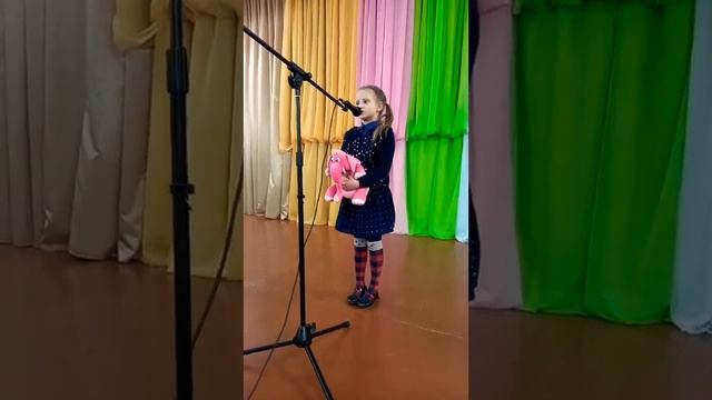 Розовый слон. Аня читает стихотворение, которое написал папа, #БариновМишель© смотреть онлайн