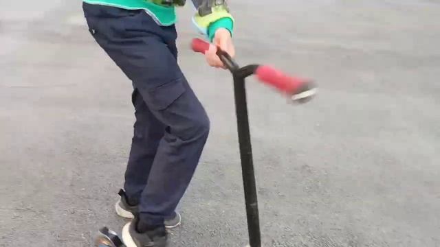 УЧИМ ДЕЛАТЬ БАР НА САМОКАТЕ/Обучалки ТВ смотреть онлайн