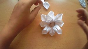 Бант из атласных лент в Школу . Белый цветок Канзаши к 1 сентября