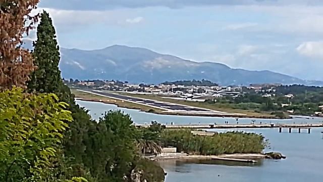 Как приземляются самолеты на Корфу смотреть онлайн