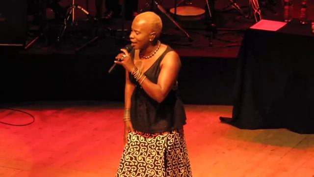 Angelique KIDJO- "Arouna" live il 18/10/2010 ad Aosta смотреть онлайн