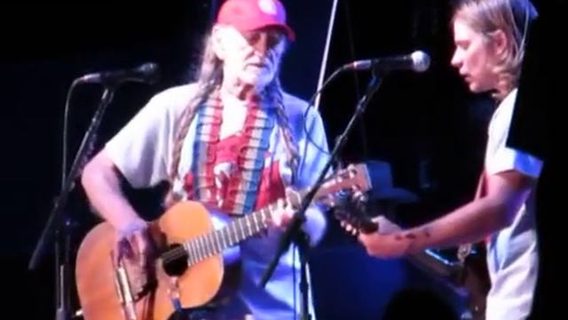 Willie and Lukas Nelson - Just Breathe - Pearl Jam смотреть онлайн