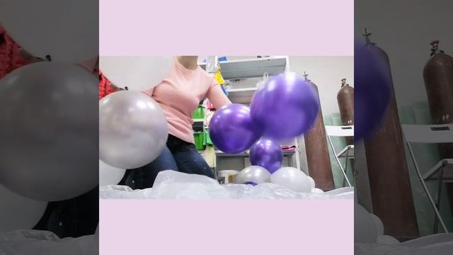 Цифры из воздушных шаров на красивом основании Figures of balloons on a beautiful base смотреть онлайн