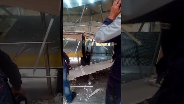 В Люберцах в ТЦ потолок рухнул на эскалатор. смотреть онлайн
