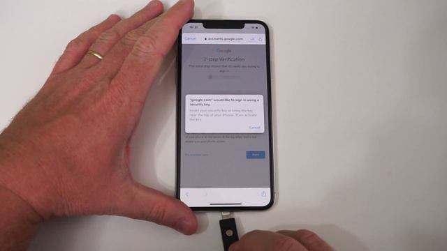 How to use a YubiKey Security Key with an iPhone смотреть онлайн