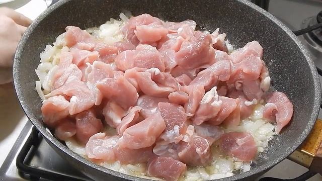 Мясо тушёное на сковороде ?рецепт с чесноком и хмели-сунели ? смотреть онлайн