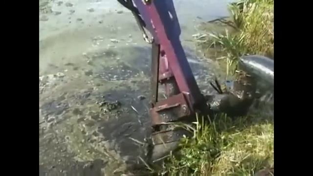 Землесос с помощью экскаватора очищает болото