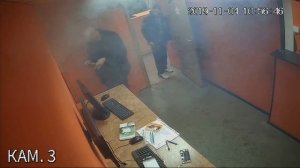 Аккумулятор телефона взорвался во время установки в телефон.