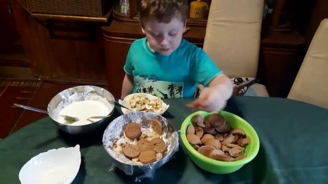 Торт БЕЗ ВЫПЕЧКИ из пряников, сметаны и бананов. смотреть онлайн