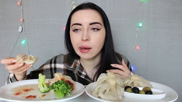 С КЕМ ИЗ РОДСТВЕННИКОВ ОБЩАЮСЬ ? / MUKBANG ГРУЗИНСКИЕ ХИНКАЛИ Ayka Emilly смотреть онлайн
