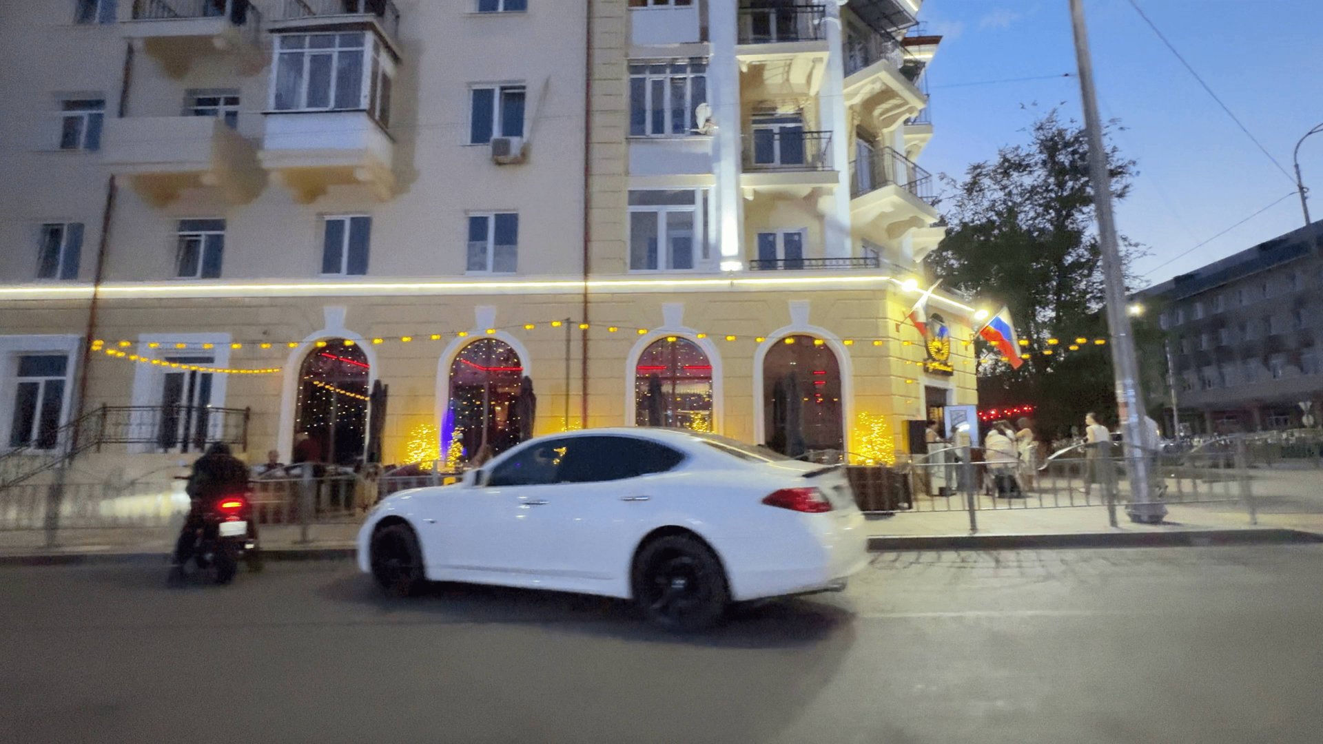 МАРИУПОЛЬ - ЦЕНТР ГОРОДА ДНЁМ И ВЕЧЕРОМ- ВИДЕОЗАРИСОВКА смотреть онлайн