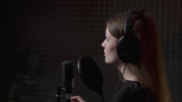 Видеоклип в интерьере студии звукозаписи Главстудия