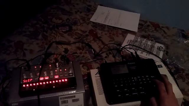 Alesis SR16 e Korg Volca Bass смотреть онлайн