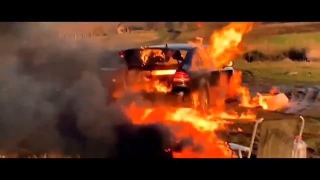 Парень в Молдове ради популярности сжёг свой автомобиль... смотреть онлайн
