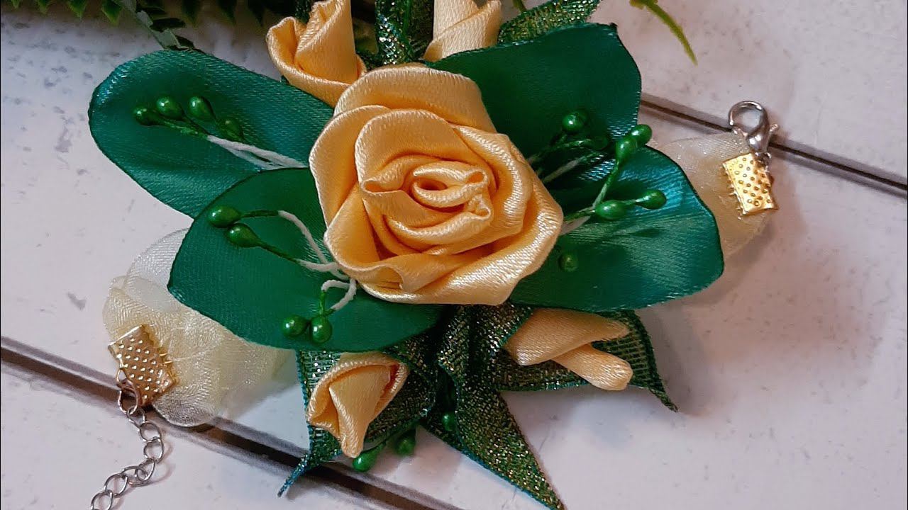 МК. Оригинальный браслет-розочка из атласной ленты.