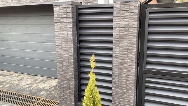 Отделка забора с применением фасадных панелей NICHIHA