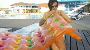 НАДУВАЮ МАТРАС РТОМ и потом пытаюсь на него залезть| видео на бассейне