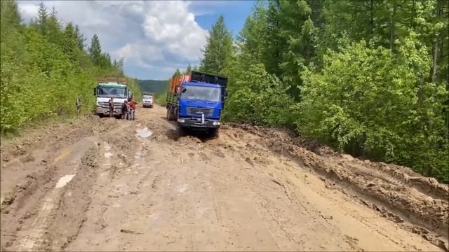 Бортовые полуприцепы "Политранс" на бездорожье Иркутской области смотреть онлайн