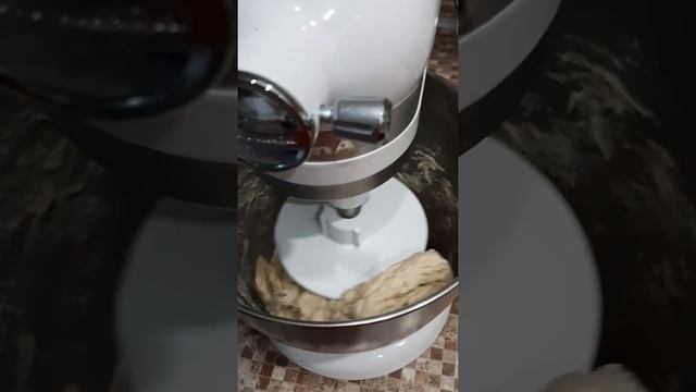 Замес теста на хлеб в планетарном миксере Kitchen Aid смотреть онлайн
