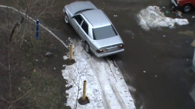 Мерседес вместо лопаты!!!))) Угарная уборка снега Мерседесом- чисто по Одесски ))) смотреть онлайн