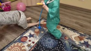 Алиса играет в профессию как доктор / видео для детей