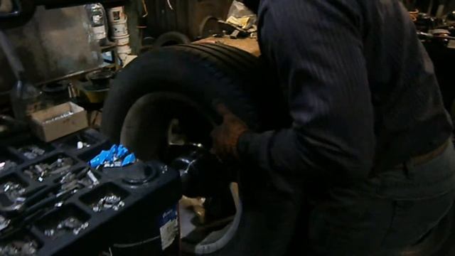 ремонт бокового пореза вулканизатором ОЛКО и балансировка на станке BRIGHT смотреть онлайн