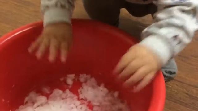 Шок! снег который не тает. Снег своими руками из памперса. Развитие ребёнка. смотреть онлайн