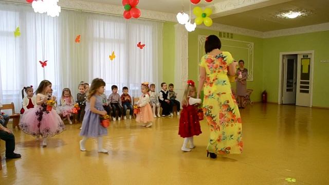 Танец малышей с цветами и Весной Утренник 8 Марта в детском саду смотреть онлайн