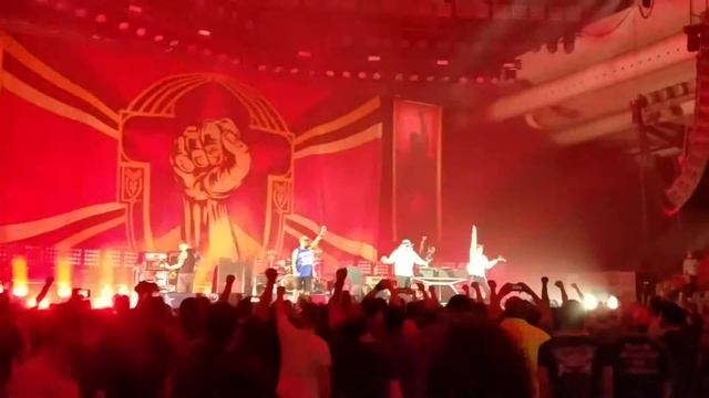 Tom Morello plays guitar with his teeth смотреть онлайн