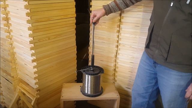 Приспособление для размотки проволоки с бобин для натяжки проволоки на рамки. смотреть онлайн