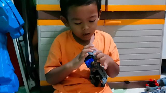 UNBOXING MAINAN BARU! | ROBOT KERETA смотреть онлайн