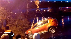 Упавший  с моста в реку Протока автомобиль «Kia Sportage» достали