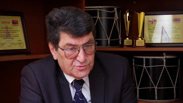 Как армянский миллионер дарил деньги людям на улице