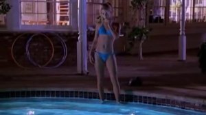 Разделась и в бассейн