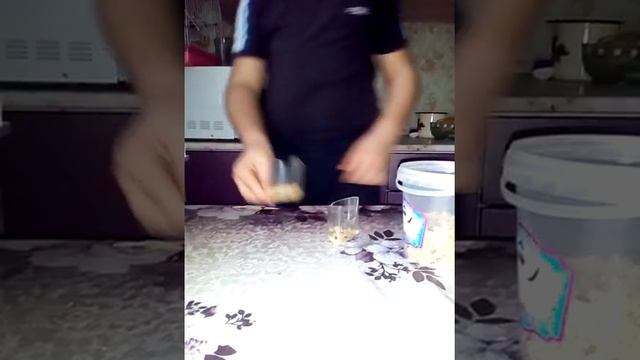 Как и сколько сыпать попугаю корма и воды смотреть онлайн