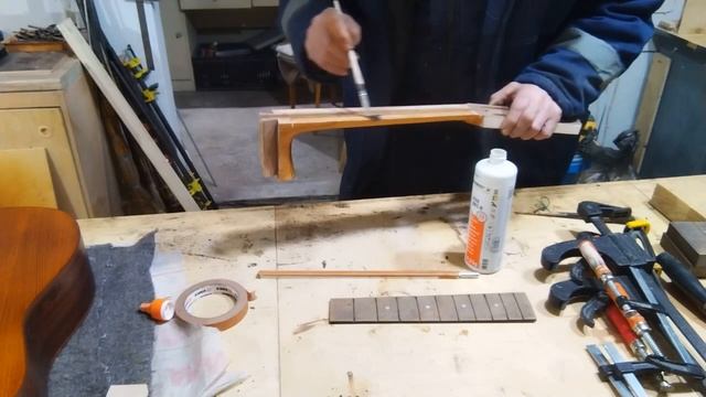 Как приклеить накладку грифа гитары. смотреть онлайн