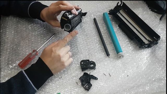 Разборка и заправка картриджа Hp Q2612A. Какие запчасти в нем стоят и какую функцию выполняют. смотреть онлайн