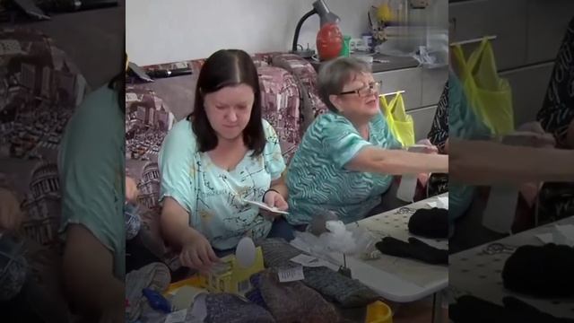 Женщины из Алтайского края объединились, чтобы вязать тёплые вещи для наших военных. смотреть онлайн