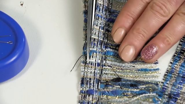 DIY: How to make Chanel style fringe. Making Chanel style fringe of a piece of fabric. смотреть онлайн