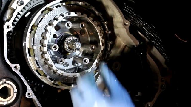 How to replace a clutch on a Suzuki GSXR 600 06/07/08/09-'15 смотреть онлайн