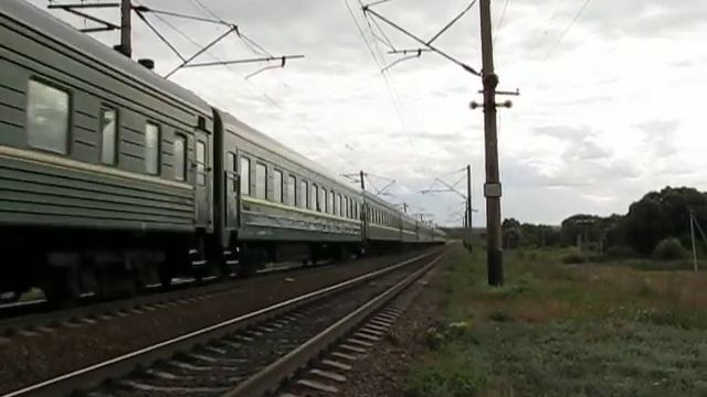 Электровоз ЧС4т (CHS4t) с пассажирским поездом