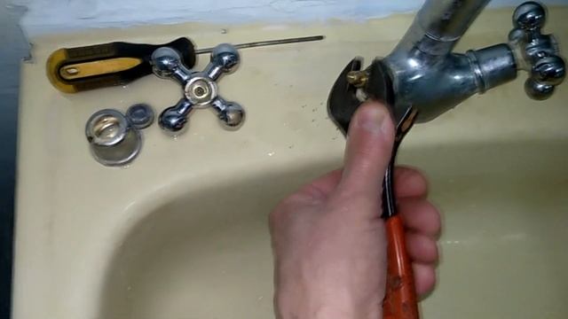 Слабый напор воды? В вашем кране? Что делать? Скажу вам причины и как починить! смотреть онлайн