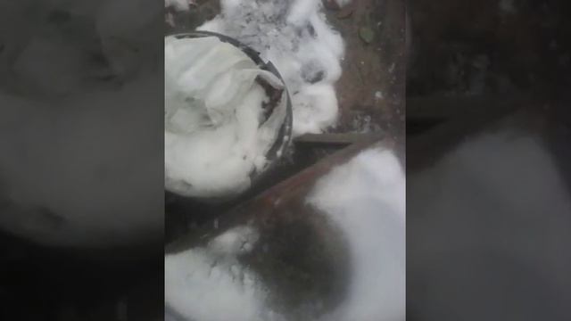 Ламаю малатком лёд в 2 ваных и в кастрюлях смотреть онлайн