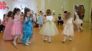 Очень красивый танец с цветами, утренник 8 МАРТА, старшая группа