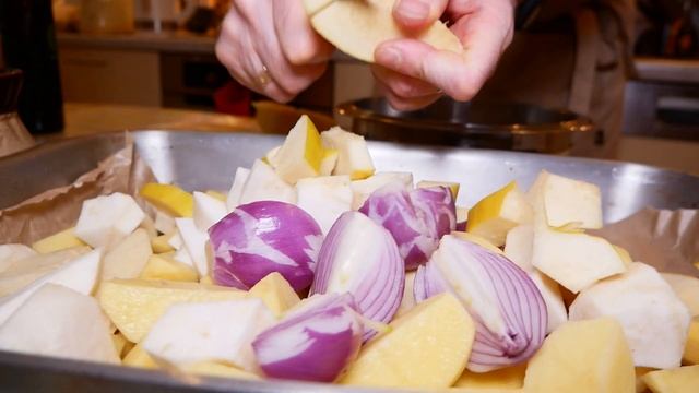 ЗАПЕЧЕНІ КАРТОПЛЯ З АЙВОЮ Осінні Овочі У Духовці Страви Листопада | Cмачно з Грубичем смотреть онлайн