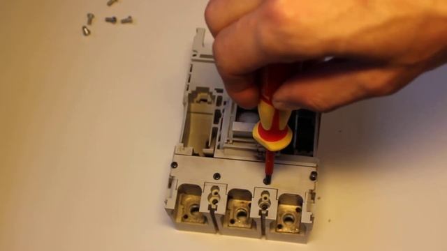 Разборка ABB SaceFormula 250A после К.З. смотреть онлайн